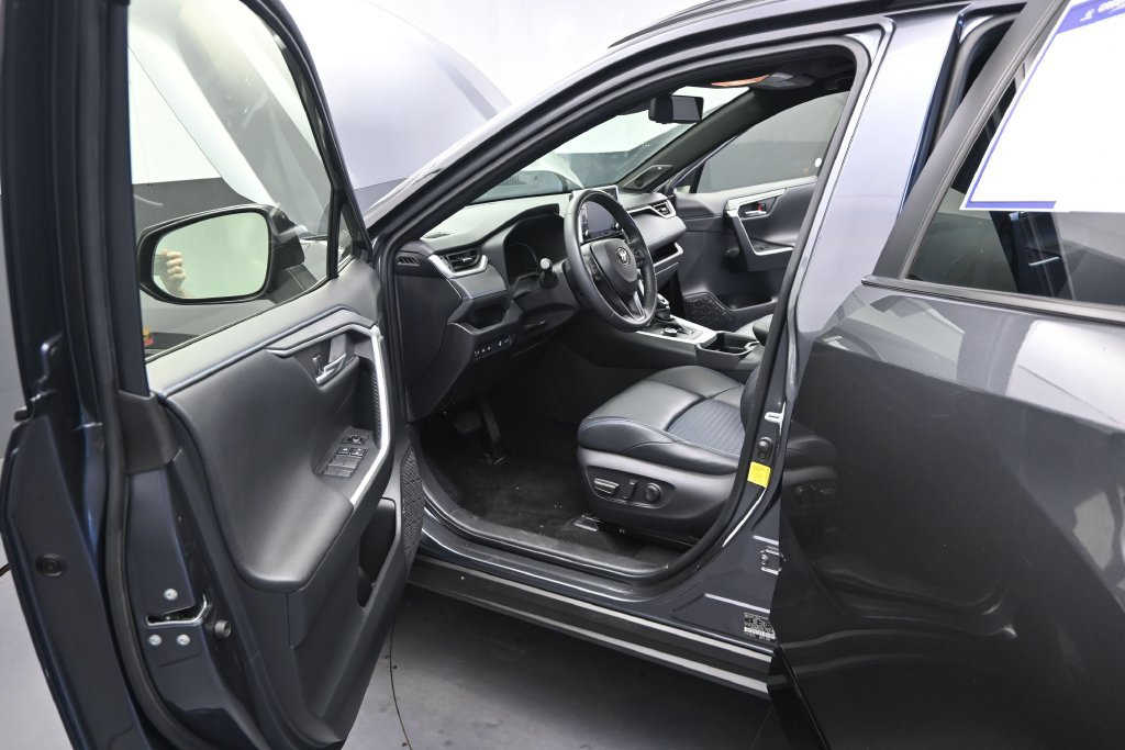 Used 2019 Toyota RAV4 XSE AWD/4WD image 16