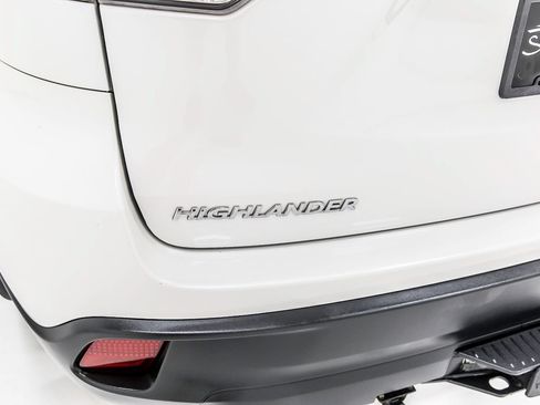 Used 2019 Toyota Highlander XLE AWD/4WD image 5