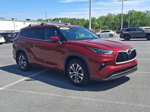 Used 2023 Toyota Highlander XLE FWD image 3