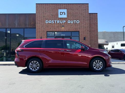 Used 2022 Toyota Sienna XLE AWD/4WD image 8