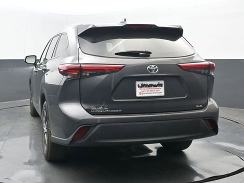 Used 2022 Toyota Highlander XLE image 4