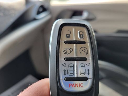 Used 2023 Chrysler Pacifica Touring-L FWD image 24