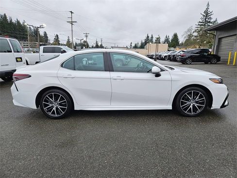 Used 2023 Toyota Camry SE image 6