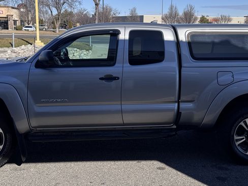 Used 2015 Toyota Tacoma 4x4 Access Cab V6 w/ TRD Off-Road Package image 4