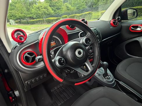 Used 2017 smart fortwo passion RWD image 12