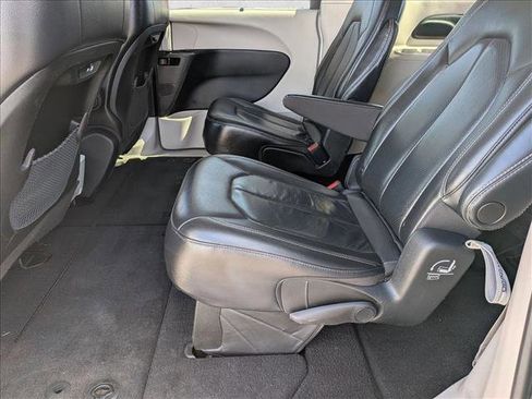 Used 2022 Chrysler Pacifica Touring-L image 24
