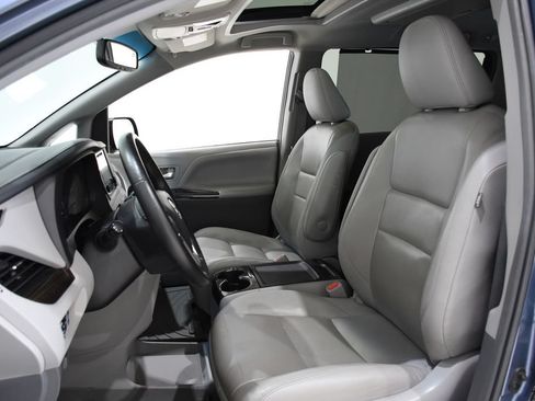 Used 2015 Toyota Sienna XLE Premium FWD image 21