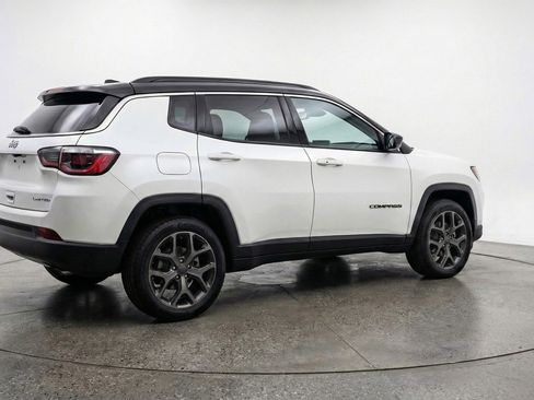 Used 2025 Jeep Compass Limited image 9