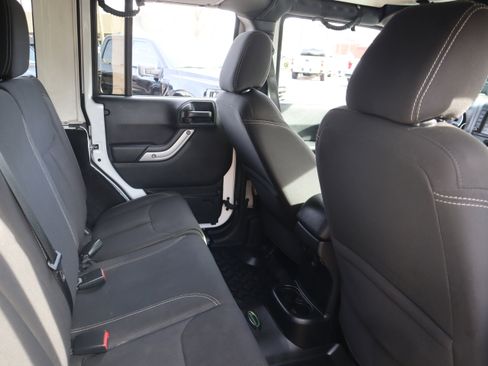 Used 2018 Jeep Wrangler Unlimited Sahara image 24