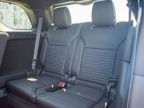 Used 2025 Land Rover Discovery Dynamic SE image 36