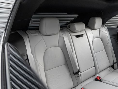 Certified 2025 Porsche Macan Electric image 37