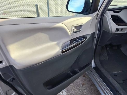 Used 2015 Toyota Sienna XLE AWD/4WD image 5
