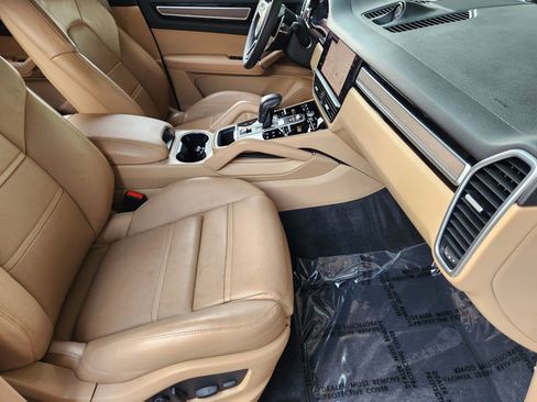 Used 2023 Porsche Cayenne Platinum Edition AWD/4WD image 3