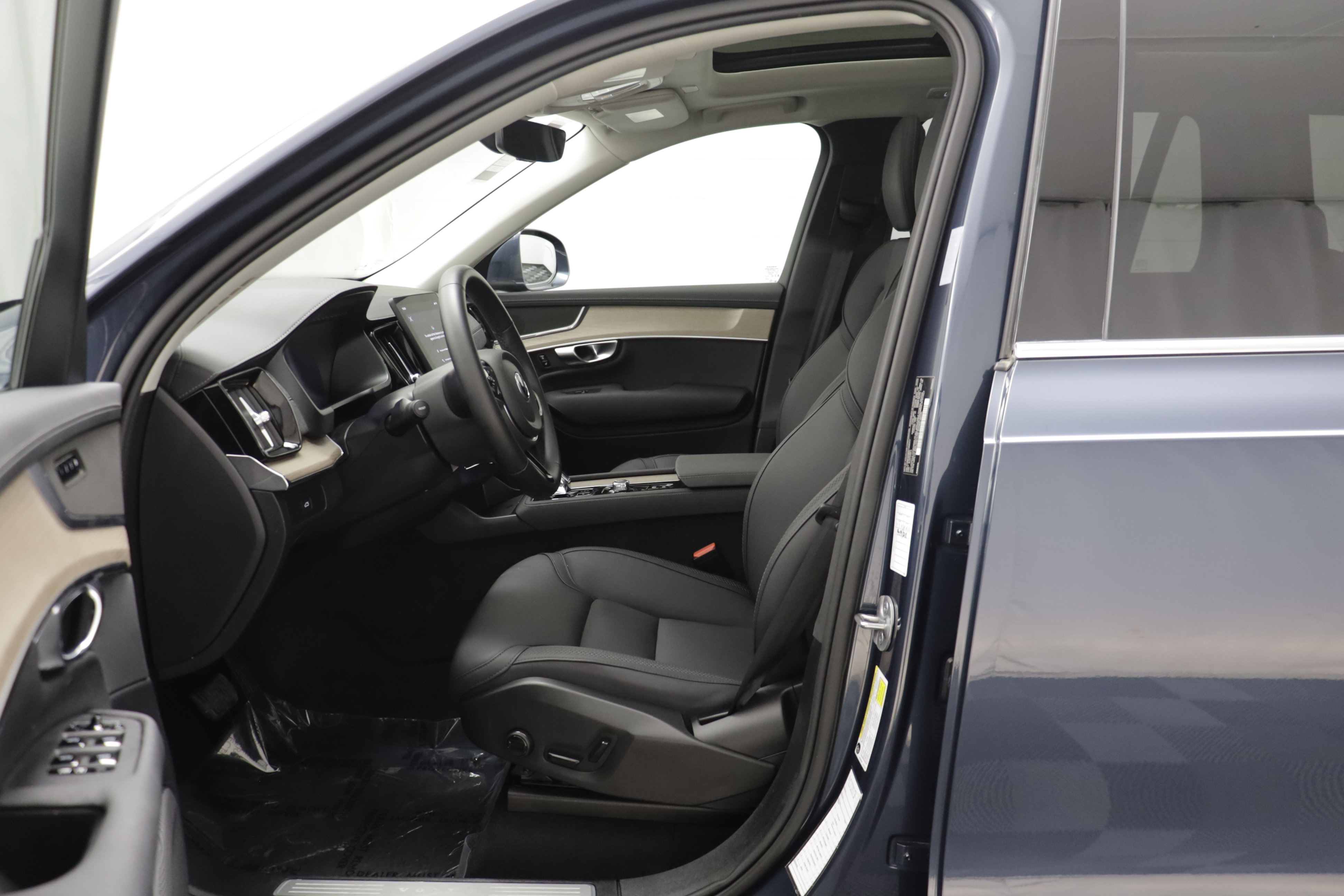 Used 2025 Volvo XC90 B5 Plus AWD/4WD image 5