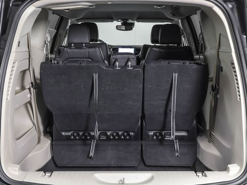 Used 2022 Chrysler Pacifica Touring-L image 40