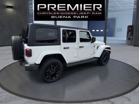 Used 2023 Jeep Wrangler Unlimited Sahara AWD/4WD image 8