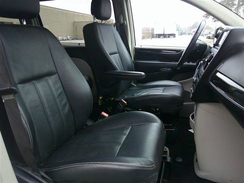 Used 2016 Chrysler Town & Country Touring image 21