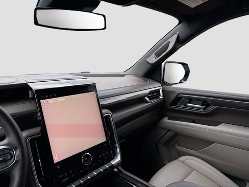 Used 2025 GMC Yukon Elevation AWD/4WD image 24