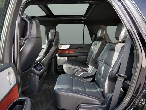 Used 2024 Lincoln Navigator Reserve image 11