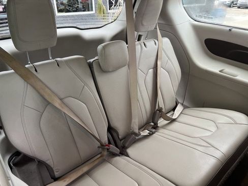 Certified 2017 Chrysler Pacifica Touring-L image 13