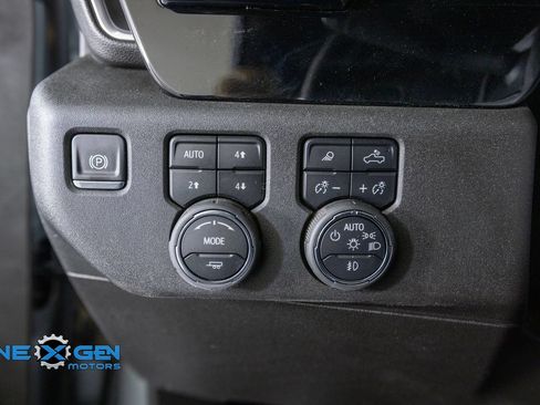 Used 2025 Chevrolet Silverado 2500 LTZ w/ LTZ Convenience Package AWD/4WD image 13