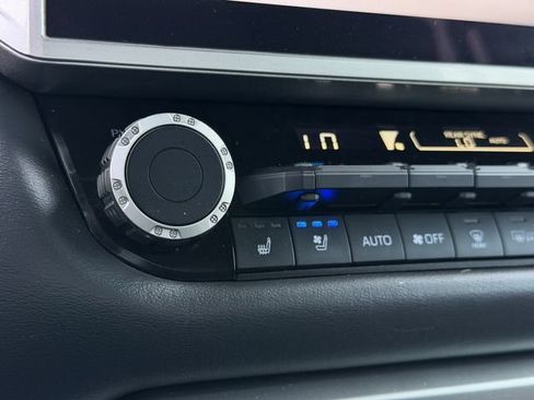 Used 2024 Toyota Sequoia Platinum AWD/4WD image 22