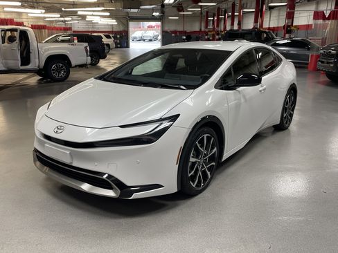 Used 2025 Toyota Prius Plug-In Hybrid FWD image 5