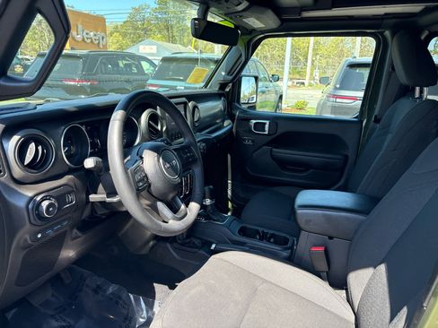 Used 2023 Jeep Wrangler Unlimited w/ Sun & Screen Package AWD/4WD image 10