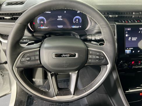 Used 2023 Jeep Grand Cherokee Altitude image 11