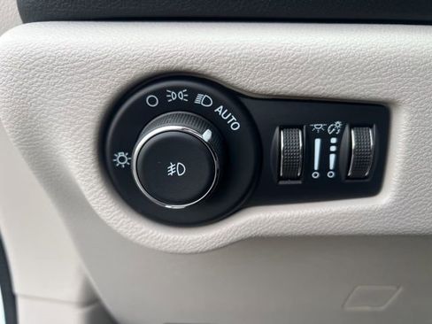 Used 2022 Chrysler Pacifica Touring-L FWD image 28