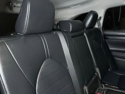 Used 2022 Toyota Highlander XLE AWD/4WD image 16