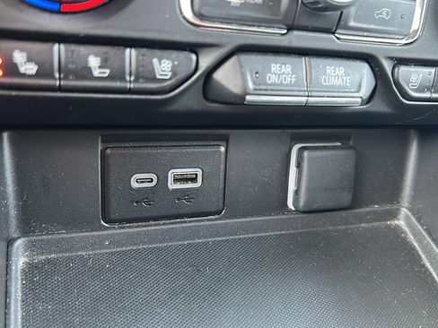 Used 2023 Chevrolet Suburban Premier image 12