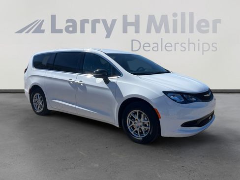 New 2026 Chrysler Voyager LX image 7