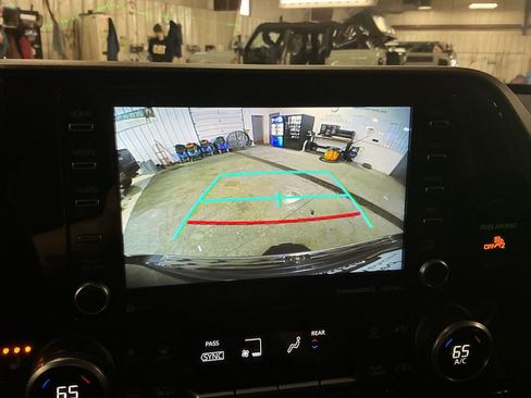 Used 2022 Toyota Highlander XLE AWD/4WD image 23