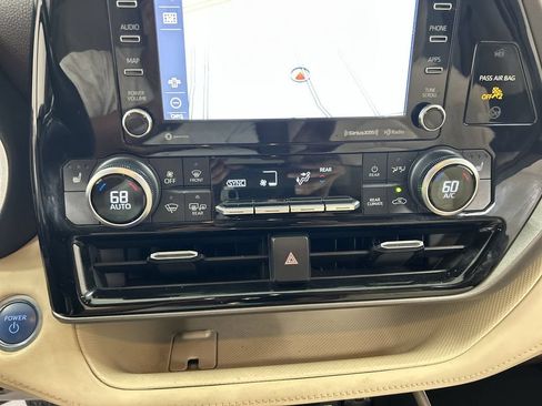 Used 2021 Toyota Highlander XLE AWD/4WD image 17