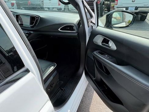 Used 2025 Chrysler Pacifica Limited image 25