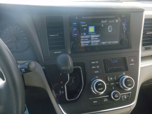 Used 2015 Toyota Sienna LE image 14