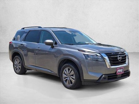 Used 2025 Nissan Pathfinder SV AWD/4WD image 3