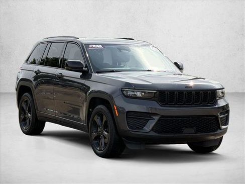 Used 2022 Jeep Grand Cherokee Altitude AWD/4WD image 3