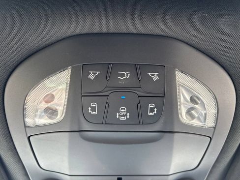 Used 2025 Chrysler Pacifica Limited FWD image 45