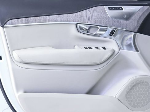 Certified 2023 Volvo XC90 B6 Ultimate w/ Protection Package image 8