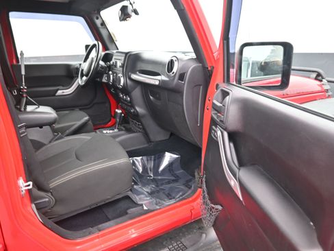 Used 2015 Jeep Wrangler Unlimited Rubicon image 11