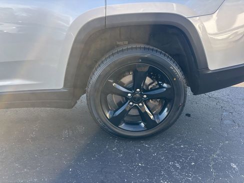 Used 2022 Jeep Grand Cherokee L Laredo image 11