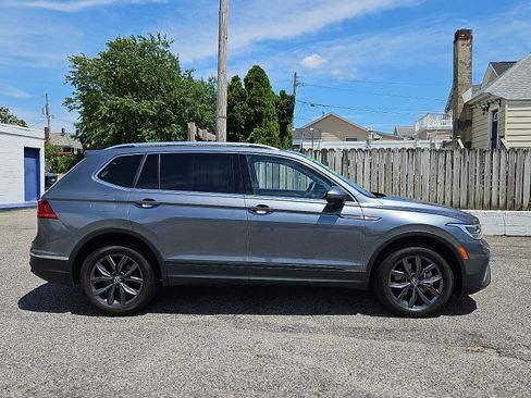 Used 2022 Volkswagen Tiguan SE w/ Panoramic Sunroof Package AWD/4WD image 8