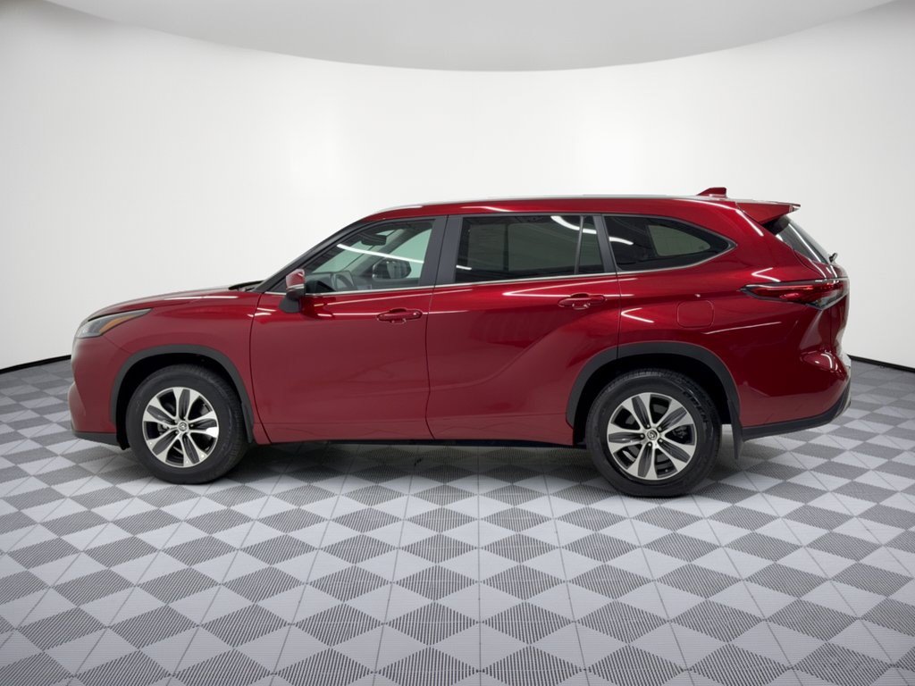 Used 2023 Toyota Highlander XLE AWD/4WD image 2