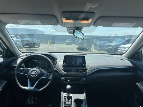 Used 2025 Nissan Altima 2.5 SV FWD image 29