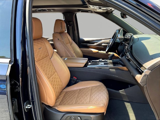 Used 2024 Cadillac Escalade ESV Premium Luxury AWD/4WD image 32