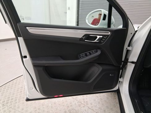 Used 2026 Porsche Macan AWD/4WD image 25