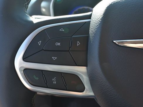 Used 2024 Chrysler Pacifica Touring-L FWD image 21