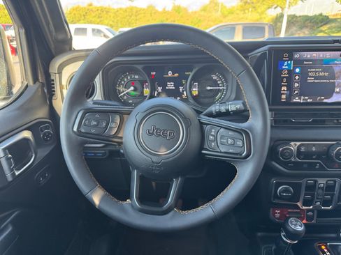 Used 2024 Jeep Wrangler Unlimited AWD/4WD image 18